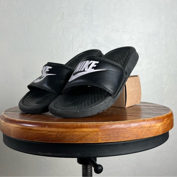 Nike Youth Benassi Slide Sandal Black with White Logo. Size US 4 - Picture 1 of 7